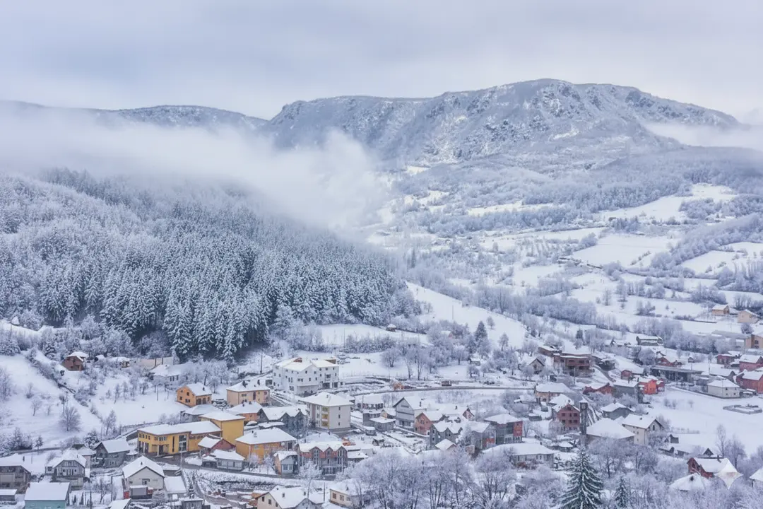 Panoramski pogled na Petnjicu i okolne planine, Crna Gora